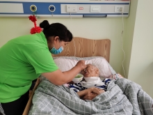 床上喂水